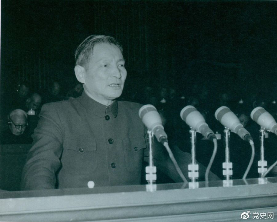 1956年12月，陳云在中華工商業(yè)聯(lián)合會第二屆會員代表大會上作報告。