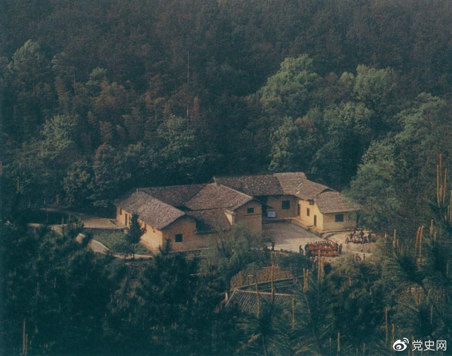毛澤東故居——湖南省湘潭縣韶山?jīng)_上屋場(chǎng)。1893年12月26日，毛澤東在這里誕生。