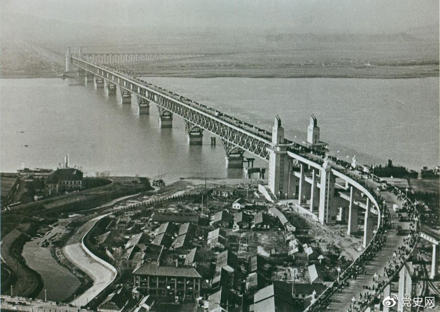 1968年12月29日， 南京長江大橋全面建成通車。這是當(dāng)時(shí)中國自行設(shè)計(jì)建造的最大的鐵路、公路兩用橋。